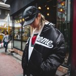 Akcesoria streetwear - czym uzupełniasz look, żeby był kompletny