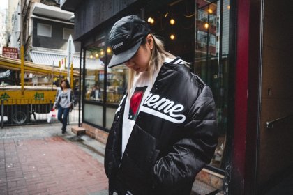 Akcesoria streetwear - czym uzupełniasz look, żeby był kompletny