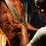 Doner kebab czy kebap? Skąd wzięła się nazwa i czym różni się od tradycyjnego dania