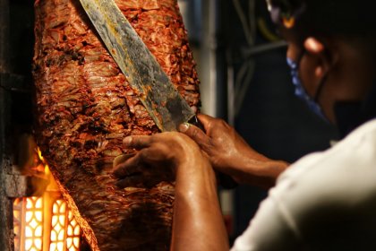 Doner kebab czy kebap? Skąd wzięła się nazwa i czym różni się od tradycyjnego dania