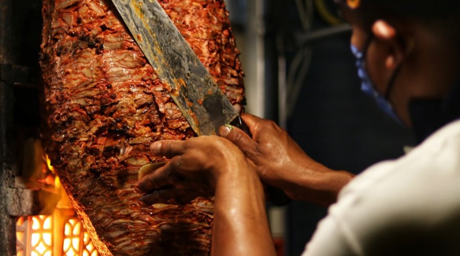 Doner kebab czy kebap? Skąd wzięła się nazwa i czym różni się od tradycyjnego dania