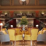Fotele hotelowe – jak wybrać tapicerowane fotele do pokoi i stref wspólnych hotelu?