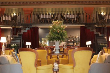 Fotele hotelowe – jak wybrać tapicerowane fotele do pokoi i stref wspólnych hotelu?