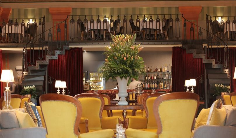 Fotele hotelowe – jak wybrać tapicerowane fotele do pokoi i stref wspólnych hotelu?