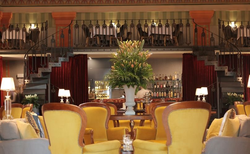 Fotele hotelowe – jak wybrać tapicerowane fotele do pokoi i stref wspólnych hotelu?