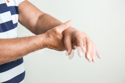 Niedowład ręki - przyczyny, objawy, diagnostyka i leczenie