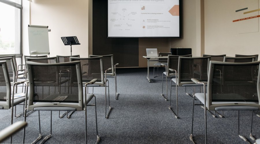 Szkolenia biznesowe jako inwestycja w rozwój firmy – dlaczego warto rozwijać kompetencje pracowników?