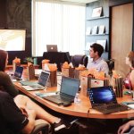 Sala konferencyjna w biurze – jak zaplanować przestrzeń do spotkań, która naprawdę działa?